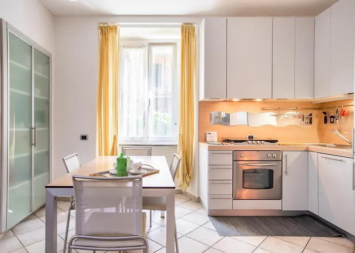 Appartement Guesthost - Cosy 200m From Como-borghi Station