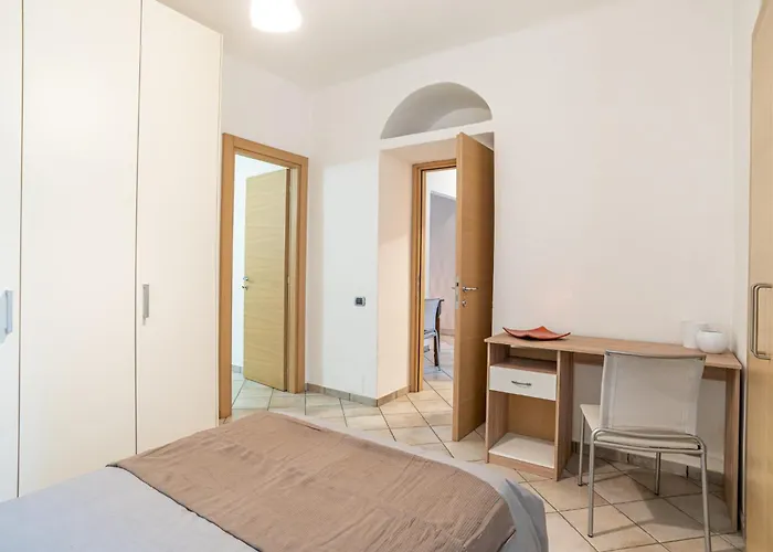 Guesthost - Cosy 200m From Como-borghi Station Appartement Como