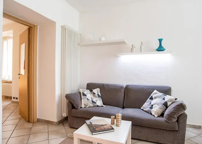 Guesthost - Cosy 200m From Como-borghi Station Como