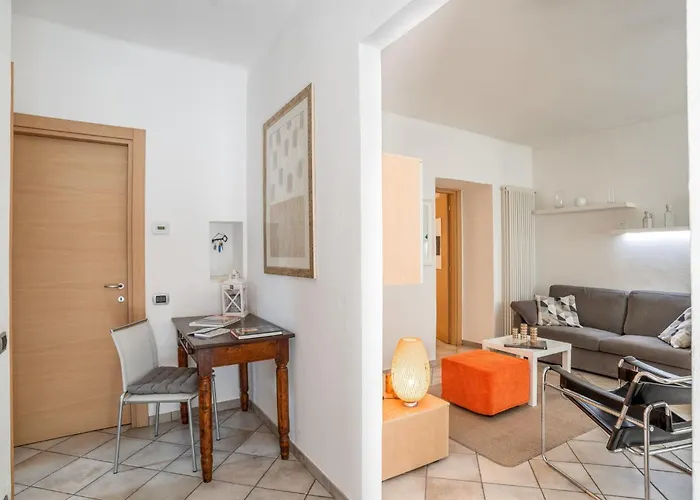 Guesthost - Cosy 200m From Como-borghi Station Como