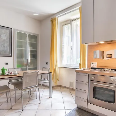 Guesthost - Cosy 200m From Como-borghi Station Apartamento *